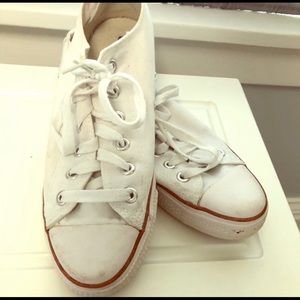 Short White CONVERSE Chuck Taylors